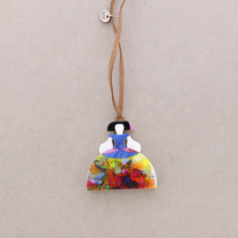 COLLAR LARGO COLGANTE MENINA RESINA