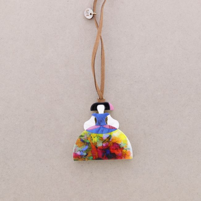COLLAR LARGO COLGANTE MENINA RESINA