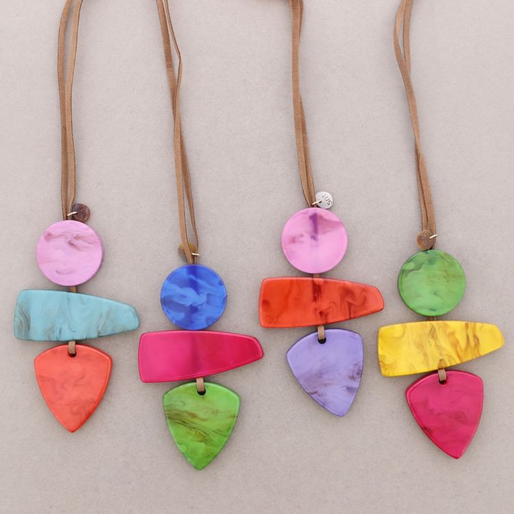 COLLAR LARGO COLGANTE TRIPLE RESINA 2