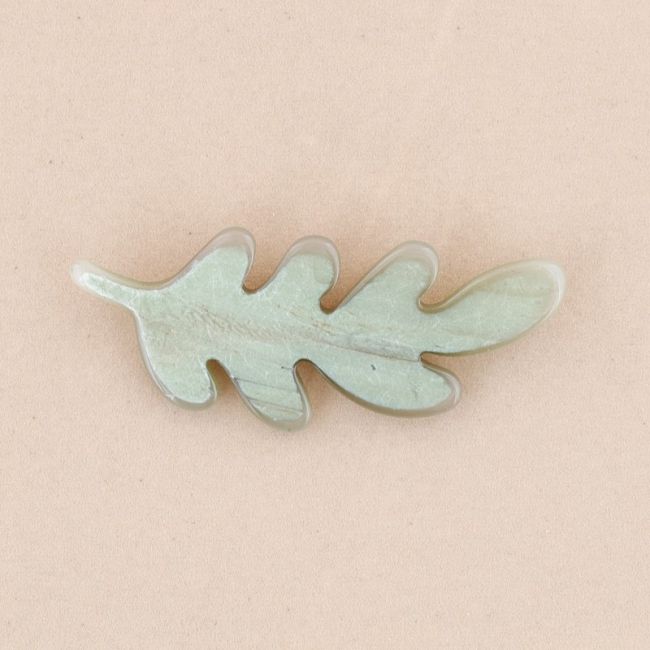BROCHE HOJA RESINA
