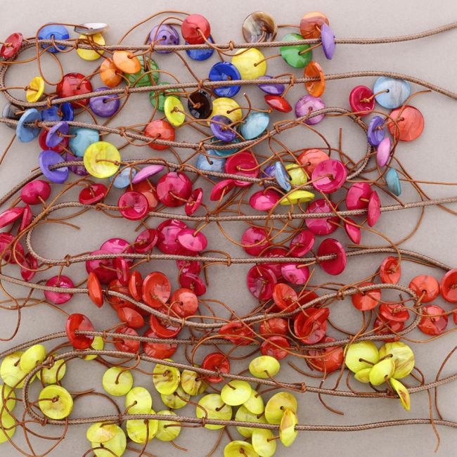 LONG NECKLACE WITH FRINGED RESIN BEADS