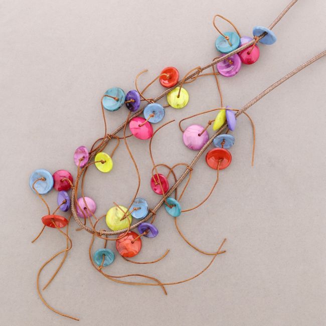 COLLAR LARGO CUENTAS RESINA FLECOS