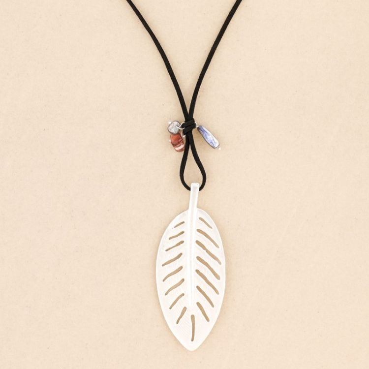 COLLAR LARGO COLGANTE HOJA METAL 2