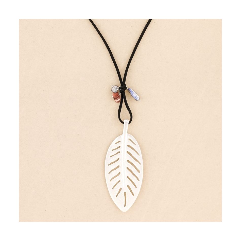COLLAR LARGO COLGANTE HOJA METAL