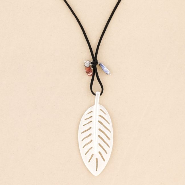 COLLAR LARGO COLGANTE HOJA METAL
