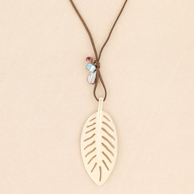 COLLAR LARGO COLGANTE HOJA METAL