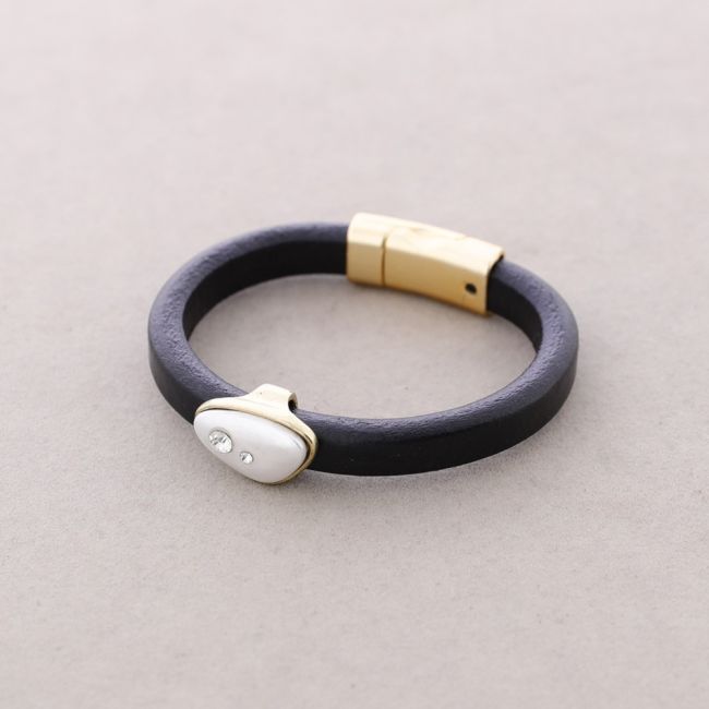 LEATHER BRACELET WITH CRYSTAL PEARL BEAD