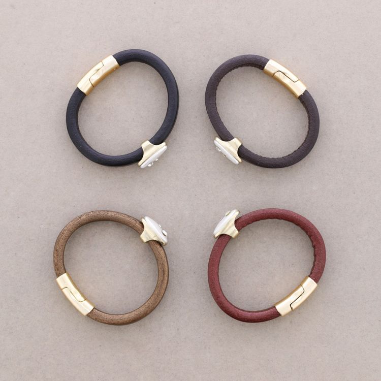LEATHER BRACELET WITH CRYSTAL PEARL BEAD 2