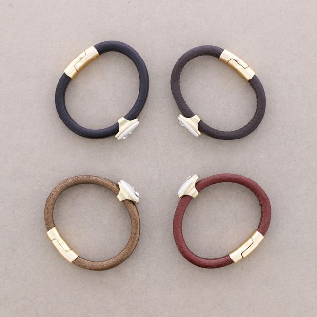 LEATHER BRACELET WITH CRYSTAL PEARL BEAD
