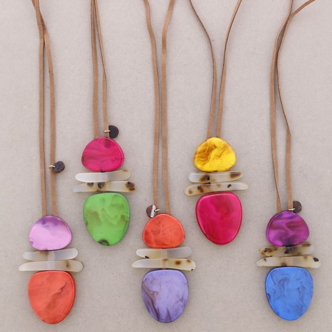 LONG RESIN GEOMETRIC SHAPE PENDANT NECKLACE