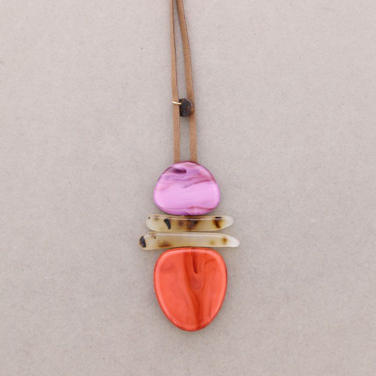 COLLAR LARGO COLGANTE FORMA GEOMÉTRICA RESINA