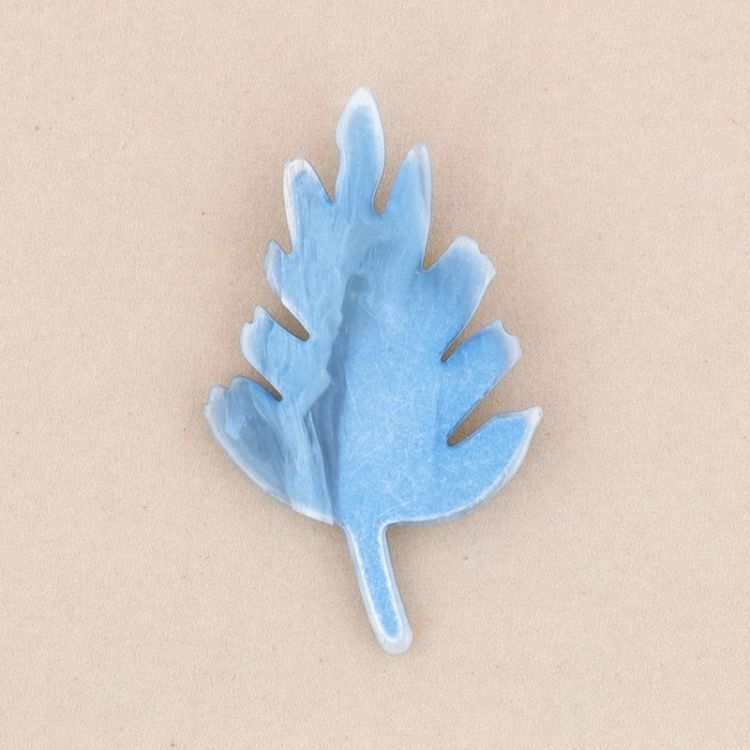 BROCHE HOJA RESINA