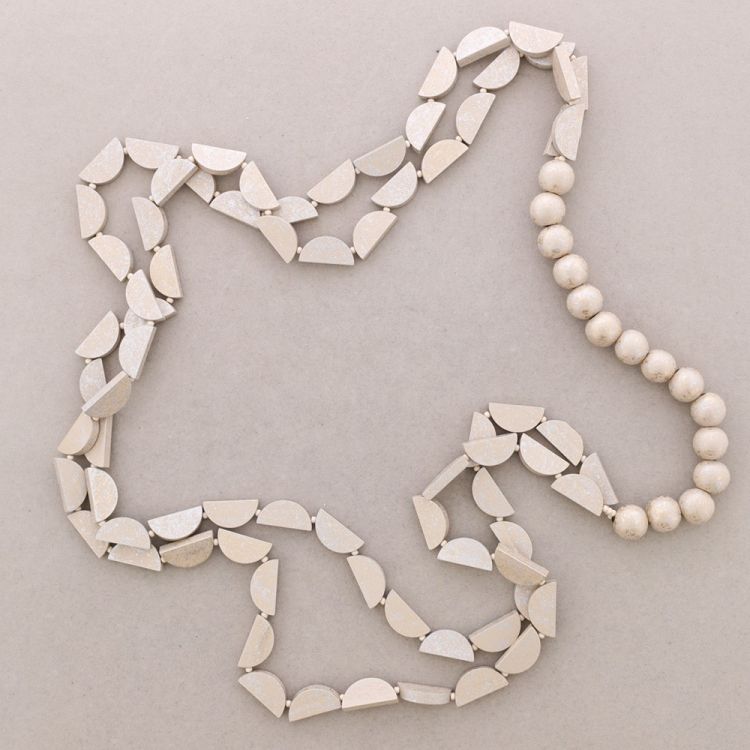 LONG WOODEN BEADS NECKLACE 2