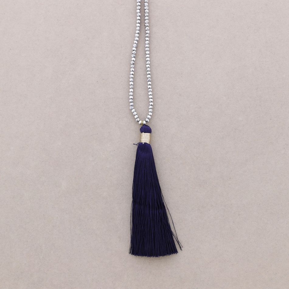 LONG NECKLACE WITH FACETED BEADS PENDANT. FRINGE