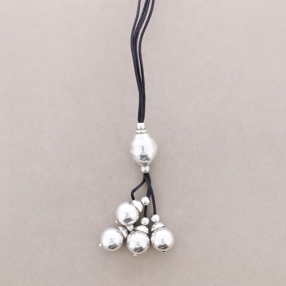 COLLAR LARGO CUERO CUENTAS METAL