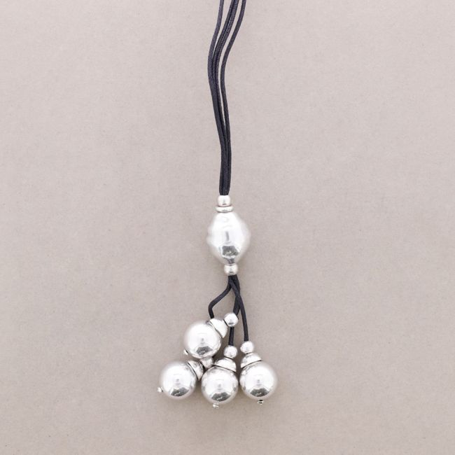 COLLAR LARGO CUERO CUENTAS METAL