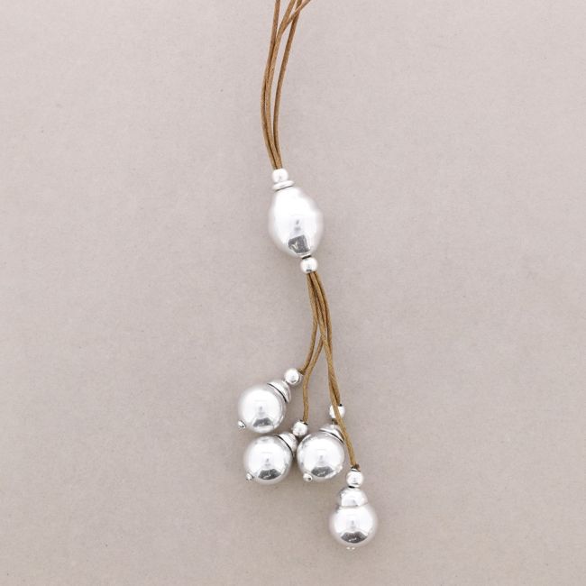 COLLAR LARGO CUERO CUENTAS METAL