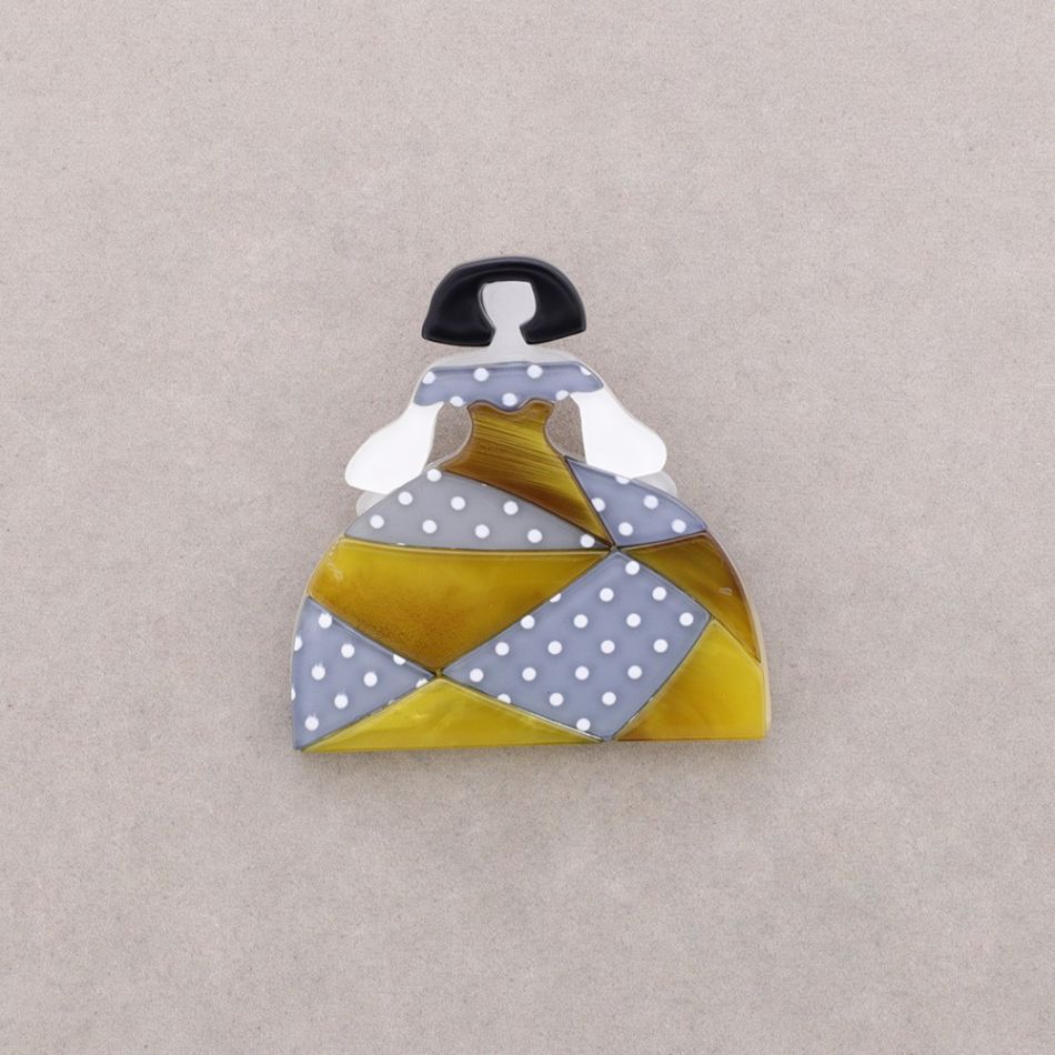 RESIN MENINA BROOCH
