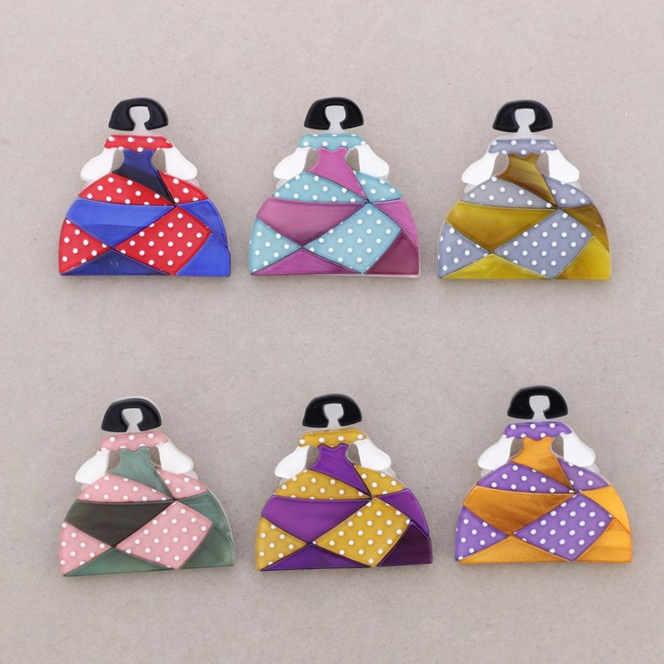 RESIN MENINA BROOCH