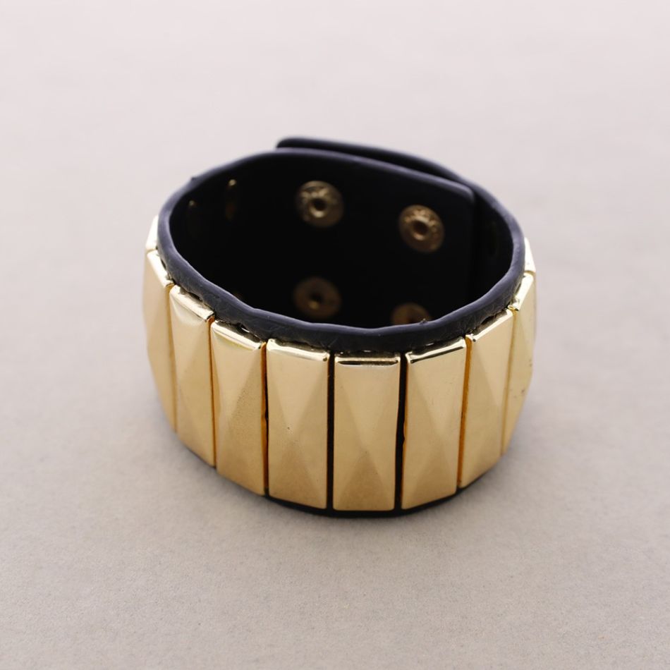 LEATHER BRACELET WITH RIVETS