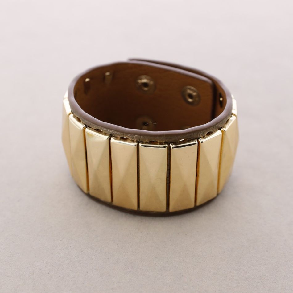 LEATHER BRACELET WITH RIVETS