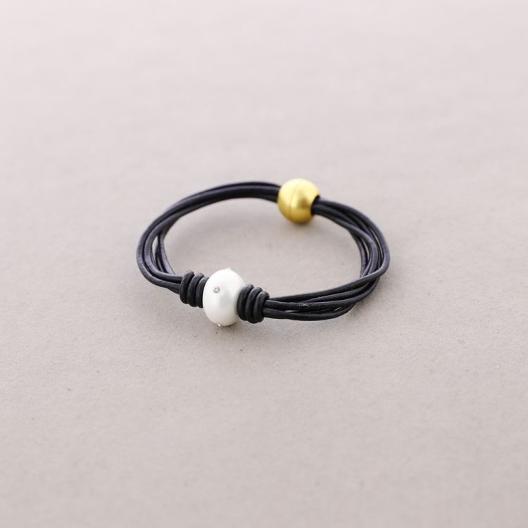 LEATHER BRACELET WITH METAL BEADS AND PEARL