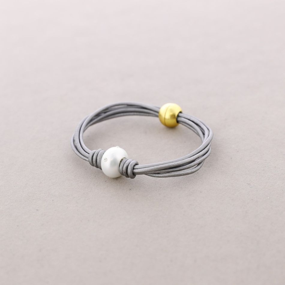 LEATHER BRACELET WITH METAL BEADS AND PEARL