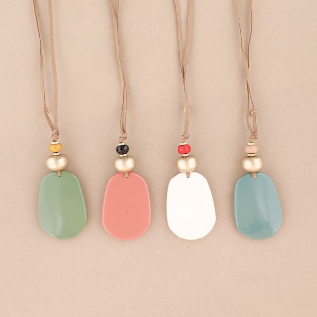 LONG RESIN PENDANT NECKLACE