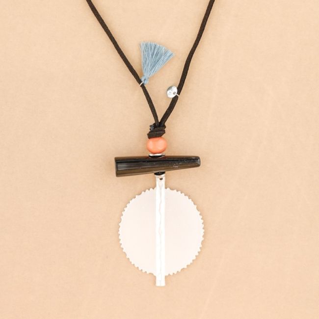 METAL MEDALLION PENDANT LONG NECKLACE