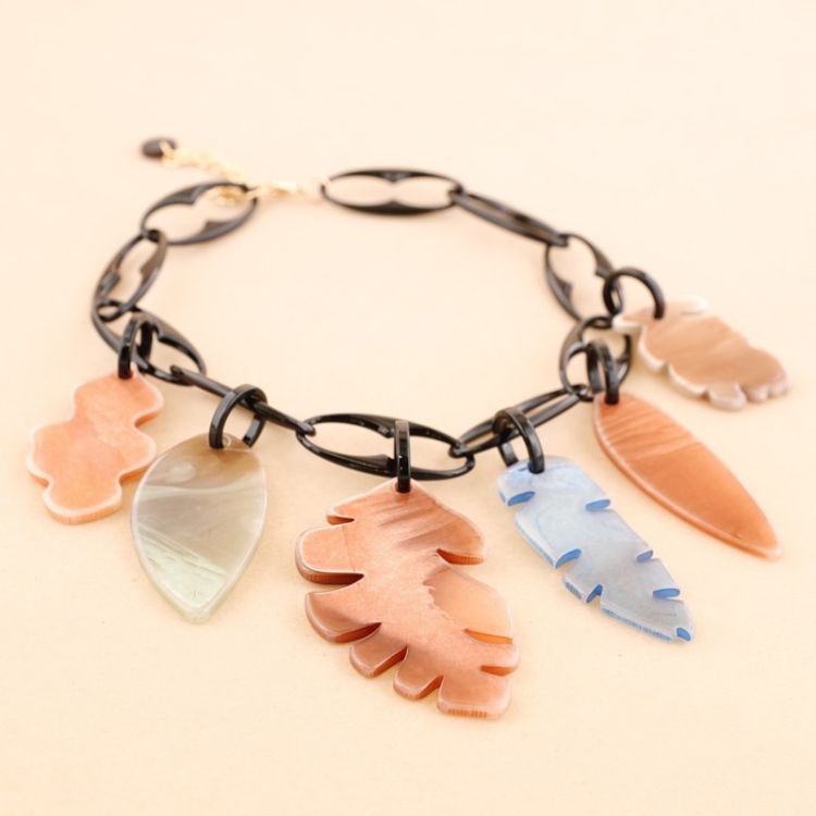 RESIN LEAVES PENDANT LINKS SHORT NECKLACE
