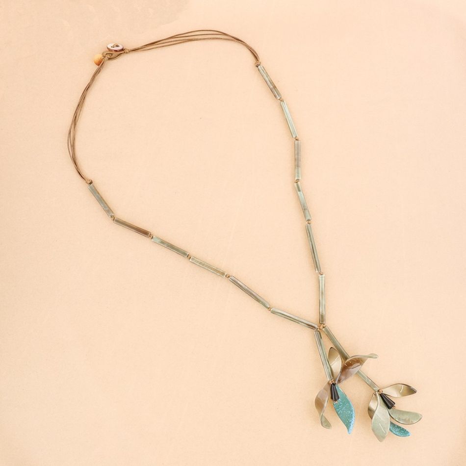LONG RESIN FLOWER PENDANT NECKLACE