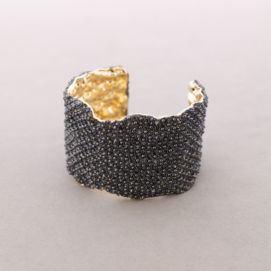 ADJUSTABLE METAL BRACELET WITH PEARLS