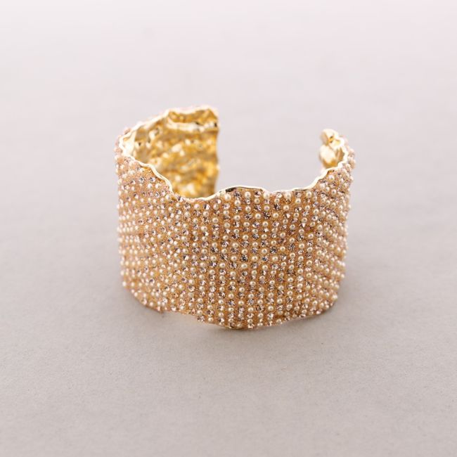 ADJUSTABLE METAL BRACELET WITH PEARLS