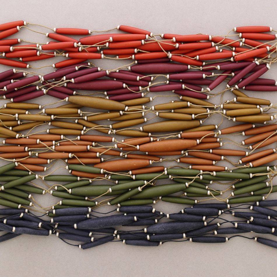 SHORT NECKLACE WITH 8 STRIPS RESIN BEADS