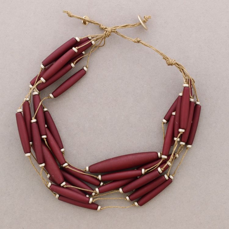 SHORT NECKLACE WITH 8 STRIPS RESIN BEADS