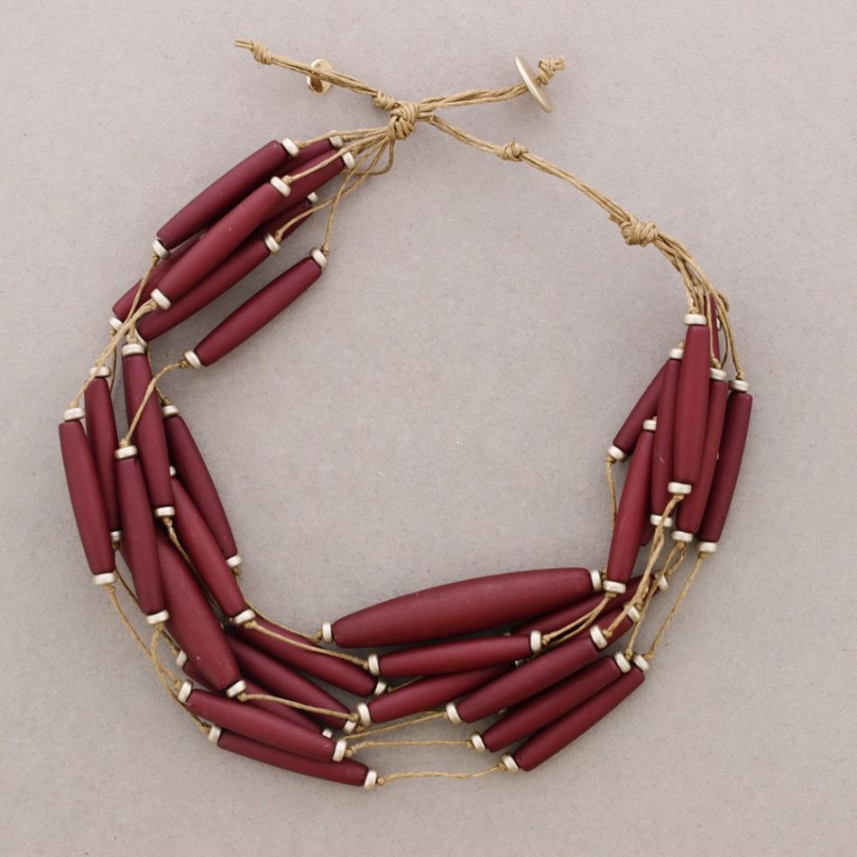 SHORT NECKLACE WITH 8 STRIPS RESIN BEADS