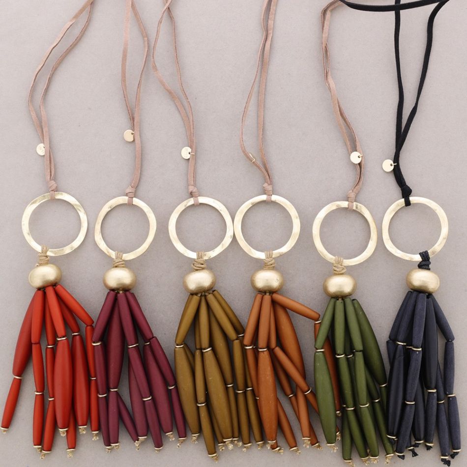 LONG NECKLACE WITH METAL RING PENDANT WITH RESIN BEADS