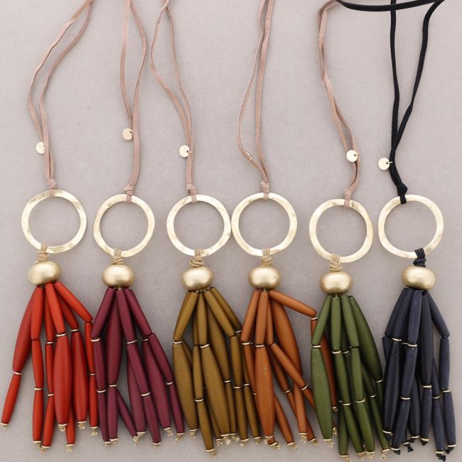 LONG NECKLACE WITH METAL RING PENDANT WITH RESIN BEADS