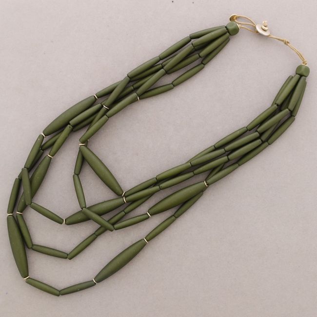 COLLAR CINCO TIRAS CUENTAS RESINA