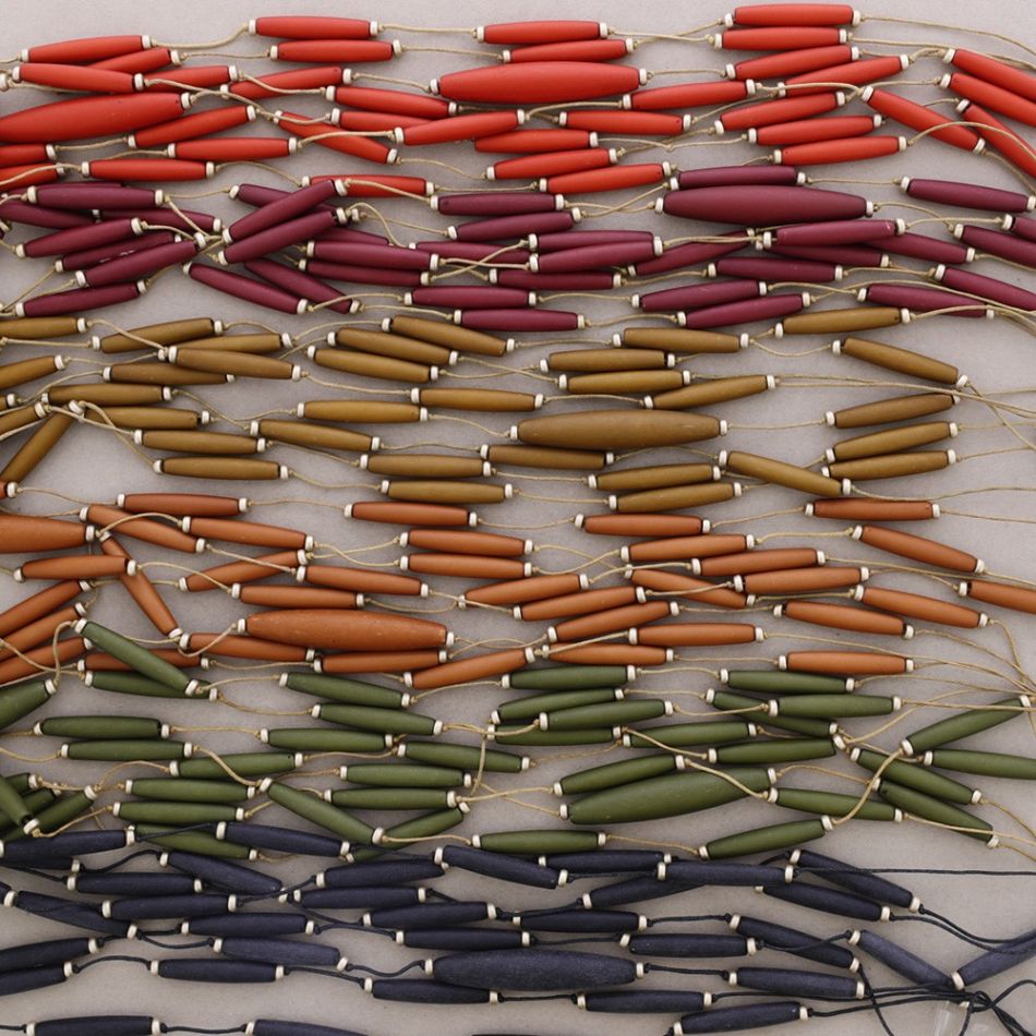 COLLAR LARGO 4 TIRAS CUENTAS RESINA