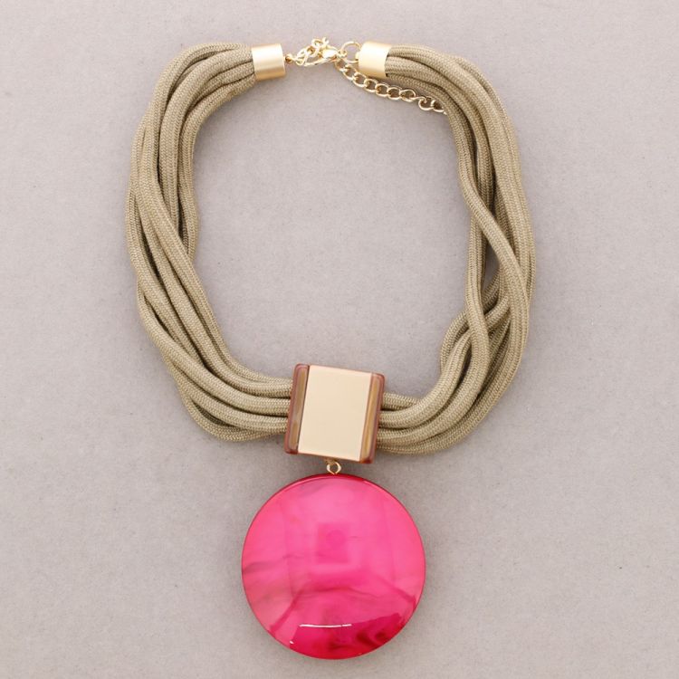 RESIN PENDANT SHORT NECKLACE