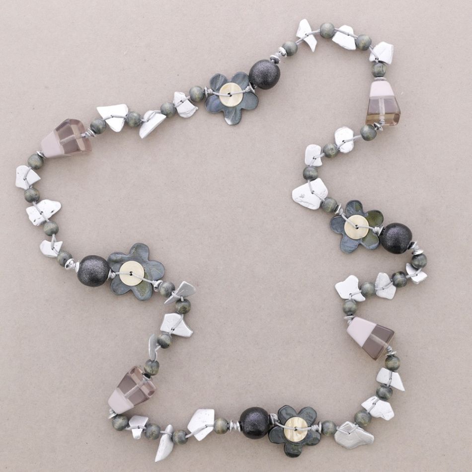 LONG NECKLACE WITH NACRE WOODEN BEADS