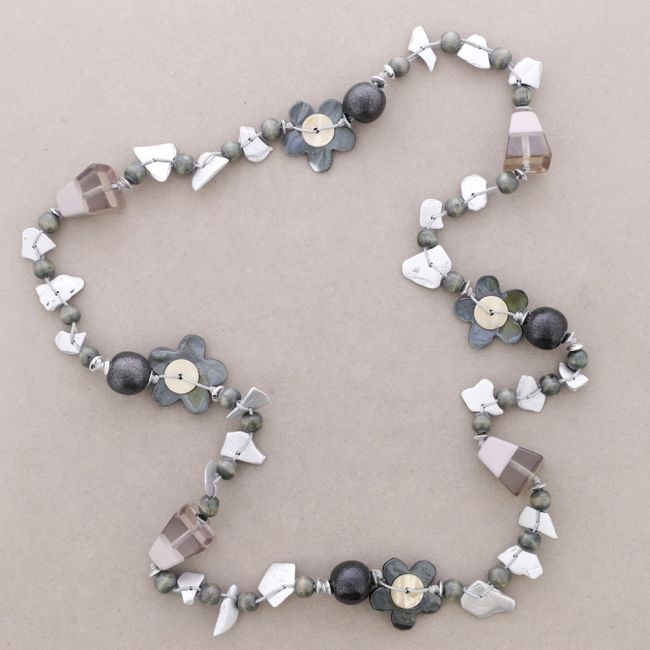LONG NECKLACE WITH NACRE WOODEN BEADS