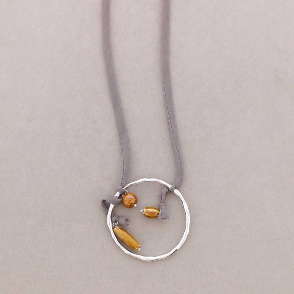 COLLAR LARGO ANTELINA COLG.METAL PIEDRAS