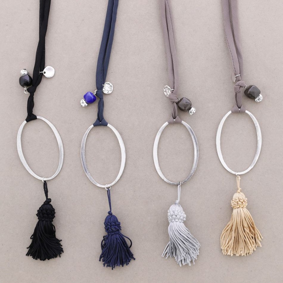 LONG METAL PENDANT NECKLACE WITH BEADS