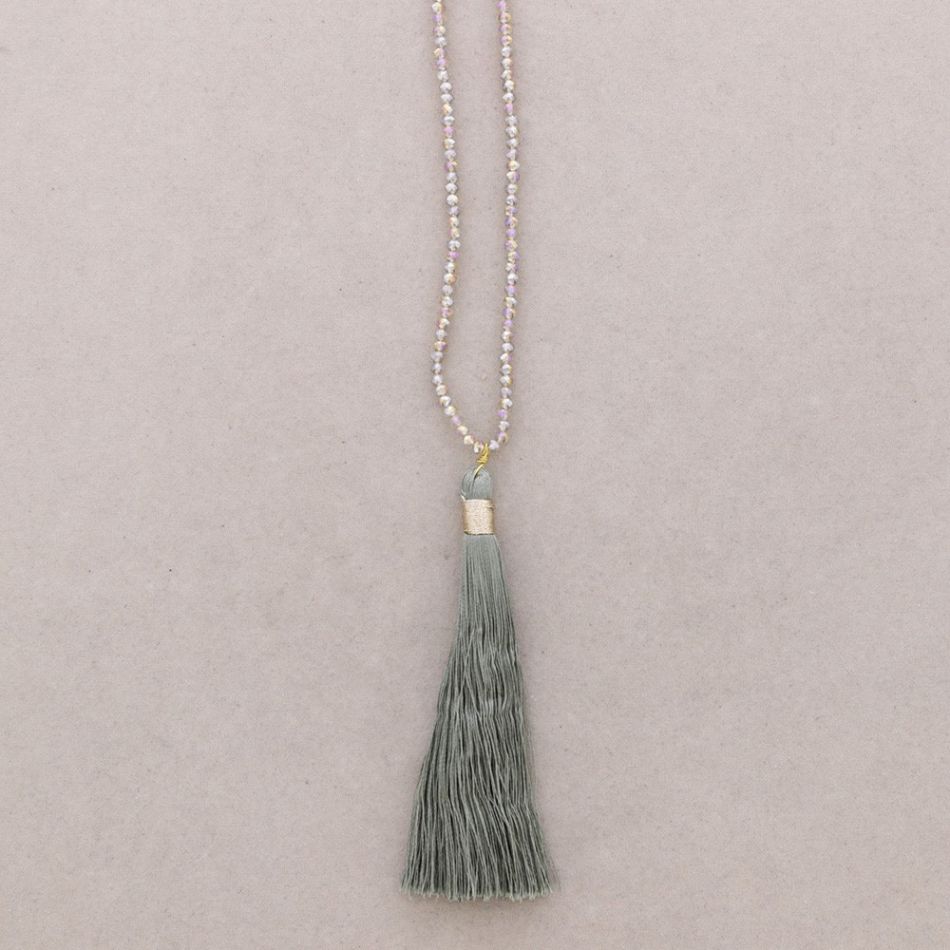 LONG NECKLACE WITH FACETED BEADS PENDANT. FRINGE