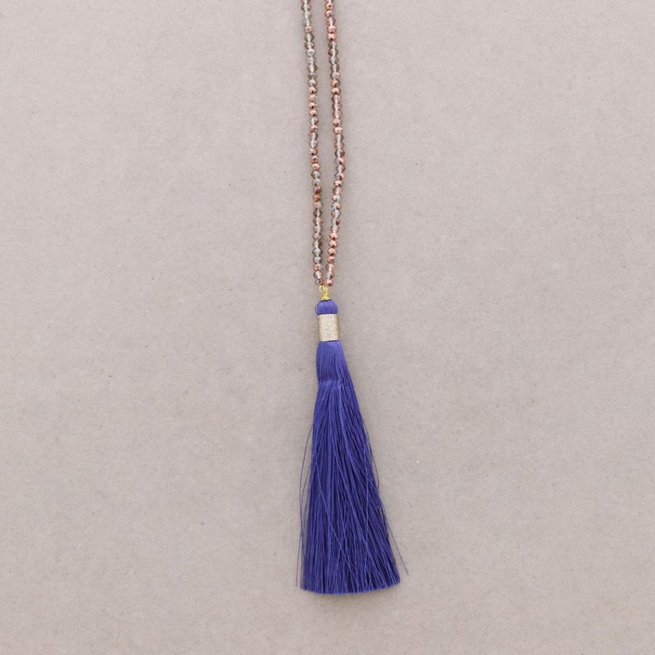 LONG NECKLACE WITH FACETED BEADS PENDANT. FRINGE