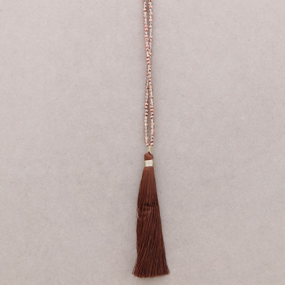 LONG NECKLACE WITH FACETED BEADS PENDANT. FRINGE