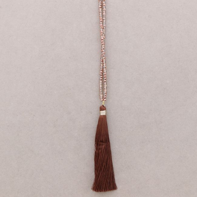 LONG NECKLACE WITH FACETED BEADS PENDANT. FRINGE