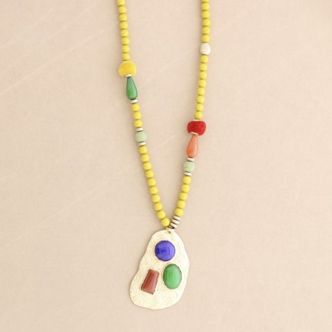 COLLAR LARGO CUENTAS RESINA COLGANTE METAL
